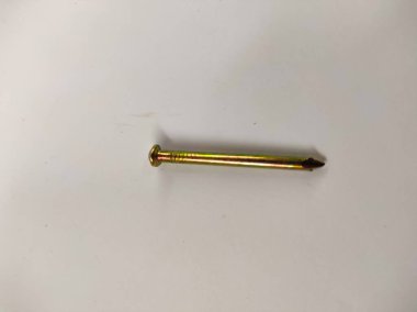 Çelik çivilerin fotoğrafı küçük stüdyoda beyaz arka planda izole edilmiş.