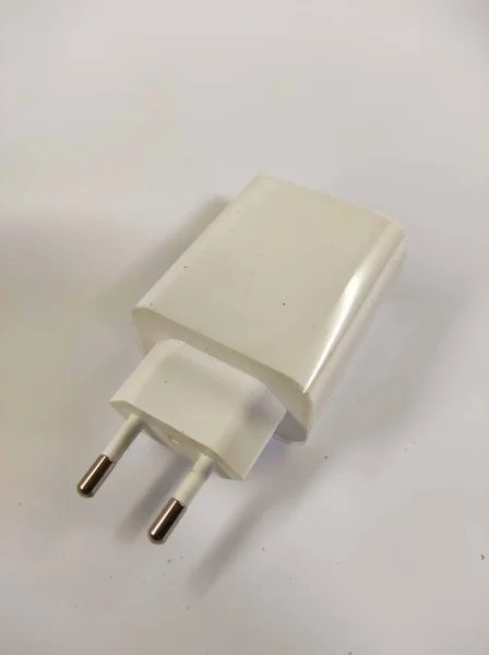 照片上的一个白色智能手机充电器头隔离在一个迷你工作室的白色背景 — 图库照片