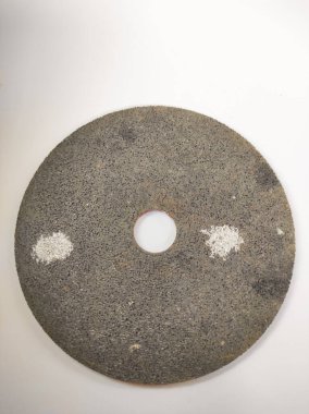 Küçük stüdyodaki beyaz arka planda izole edilmiş disk öğütme fotoğrafı