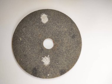 Küçük stüdyodaki beyaz arka planda izole edilmiş disk öğütme fotoğrafı