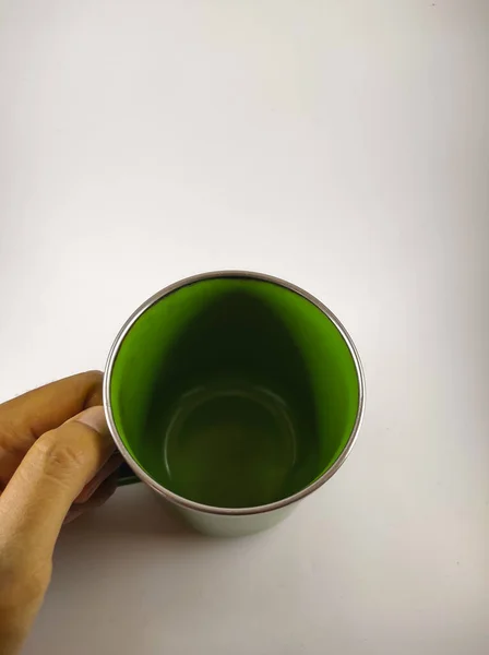 Foto Einer Hand Die Eine Grüne Tasse Auf Weißem Hintergrund — Stockfoto