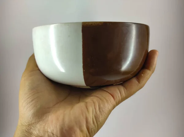 Photo Hand Holding Colored Bowl Has Two Colors White Brown — Φωτογραφία Αρχείου