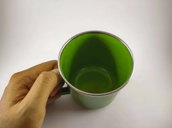 Foto Einer Hand Die Eine Grüne Tasse Auf Weißem Hintergrund — Stockfoto