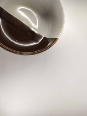 Beyaz arka planda izole edilmiş iki renkli bir kâse.