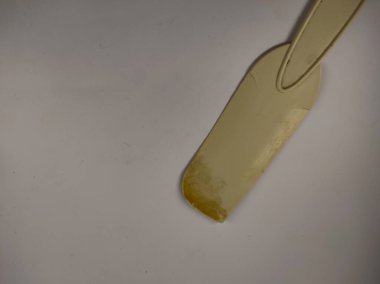 Beyaz bir arkaplanda izole edilmiş kauçuk bir sıçrama fotoğrafı