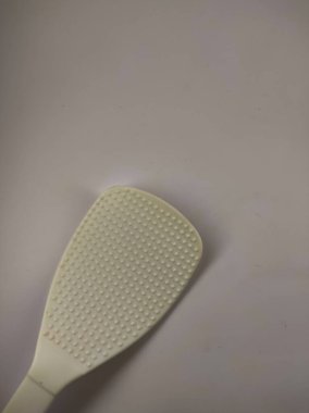 Beyaz arka planda izole edilmiş beyaz pirinç kaşığının fotoğrafı.