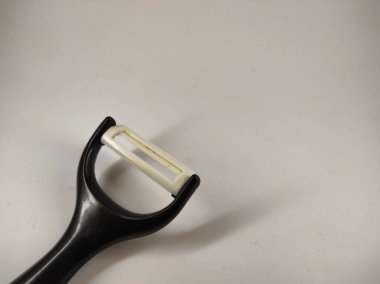 Beyaz arkaplanda izole edilmiş meyve soyucusunun fotoğrafı