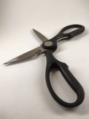 Beyaz zemin üzerinde izole edilmiş siyah paslanmaz çelik makas fotoğrafı