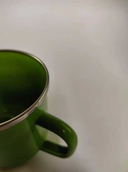 Foto Eines Grünen Bechers Aus Metall Isoliert Auf Weißem Hintergrund — Stockfoto