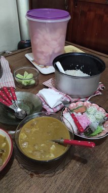 Gün boyunca ahşap bir masada çeşitli mezeler ve pirinçlerden oluşan bir öğle yemeği fotoğrafı.