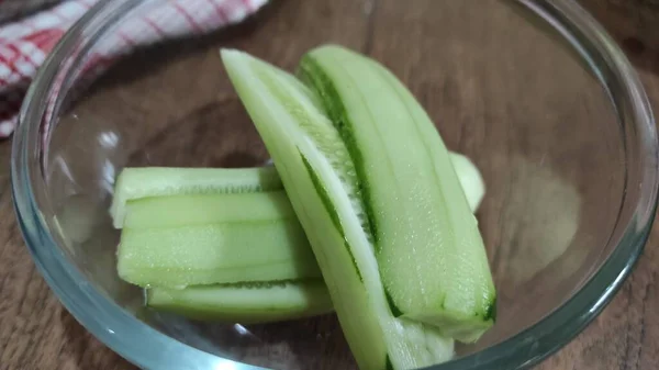 Photo Peeled Cucumber Served Small Transparent Bowl — Stock Photo, Image
