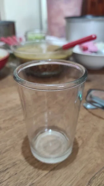 Photo Empty Transparent Glass Placed Wooden Table — Stock Photo, Image