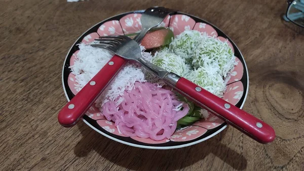 Foto Traditioneller Indonesischer Speisen Aus Reismehl Das Mit Lebensmittelfarbe Bestreut — Stockfoto