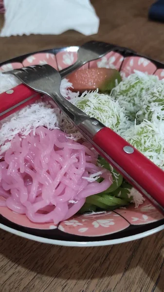 Foto Traditioneller Indonesischer Speisen Aus Reismehl Das Mit Lebensmittelfarbe Bestreut — Stockfoto