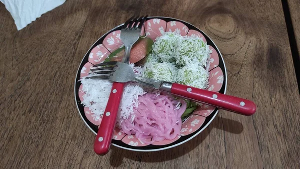 Фото Традиционной Индонезийской Кухни Рисовой Муки Которая Окрашивается Пищевые Красители — стоковое фото