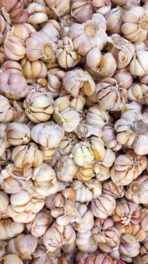 Photo of a pile of garlic being sold in a supermarket in the photo in the morning