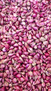 Photo of a pile of shallots being sold in a supermarket in the photo in the morning
