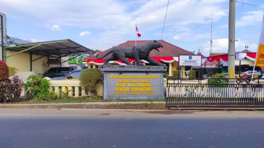 Cikancung, Batı Java, Endonezya - 17 Ağustos 2021: Önünde panter heykeli bulunan Cikancung bölge karakolundan çıkarılmış fotoğraf
