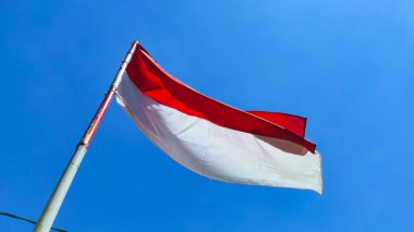 Ağustos ayında Endonezya 'nın bağımsızlığının yıldönümü anısına evin önünde dalgalanan kırmızı ve beyaz bayrağın fotoğrafı