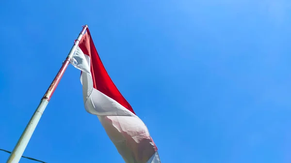 Foto Van Rode Witte Vlag Die Voor Het Huis Wappert — Stockfoto