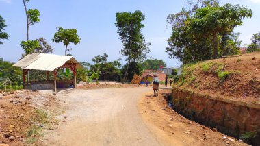 Issız bir sokakta yürürken çekilmiş şapkalı bir çiftçinin soyut fotoğrafı.