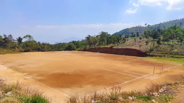 Foto Desfocada Campo Futebol Muito Grande Uma Colina Área Cikancung — Fotografia de Stock