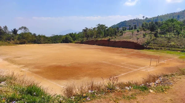 Foto Desfocada Campo Futebol Muito Grande Uma Colina Área Cikancung — Fotografia de Stock