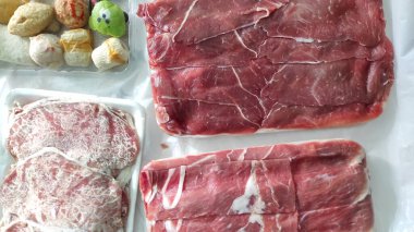 Özet olarak ızgara yapmak için kullanılan et paketlerinin içinde kesilmiş ve kesilmiş fotoğrafların soyut çözünürlüğü