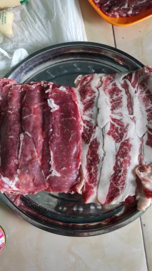 Özet olarak ızgara yapmak için kullanılan et paketlerinin içinde kesilmiş ve kesilmiş fotoğrafların soyut çözünürlüğü