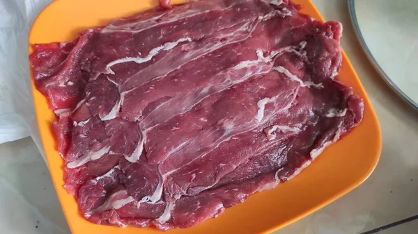 要旨脱脂加工専用パックに入っている切り肉と切り肉の写真 — ストック写真