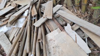 Cikancung bölgesinde ev yapımında kullanılan ahşap ve bambu döküntülerinin soyut odaklı arka plan fotoğrafı