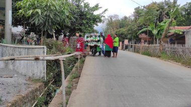 Cikancung, West Java, Endonezya - 14 Eylül 2021: Otoyol kenarında bir sebze satıcısının etrafında toplanan çok sayıda kadının soyutlanmış fotoğrafı
