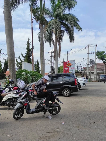 Cikancung West Java Indonesia 2021年9月20日 駐車場での喫煙中にバイクでリラックスした老人の集中写真 — ストック写真