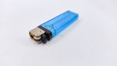 Beyaz zemin üzerinde izole edilmiş mavi bir gaz çakmağının odaksız fotoğrafı