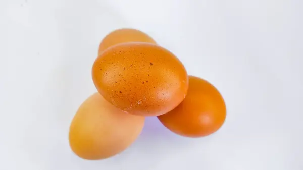 Beyaz Arka Planda Izole Edilmiş Çiğ Yumurta Yığınının Soyut Odaklanmış — Stok fotoğraf