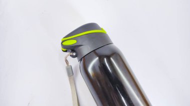 Beyaz arka planda izole edilmiş bir spor içeceği şişesinin soyut odaklanmış fotoğrafı