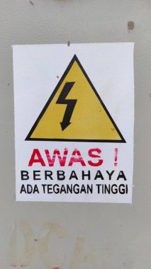 Cikancung, Batı Java, Endonezya - 27 Eylül 2021: Elektrik akımının tehlikeleriyle ilgili uyarı etiketli bir elektrik santralinin fotoğrafı