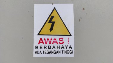 Cikancung, Batı Java, Endonezya - 27 Eylül 2021: Elektrik akımının tehlikeleriyle ilgili uyarı etiketli bir elektrik santralinin fotoğrafı