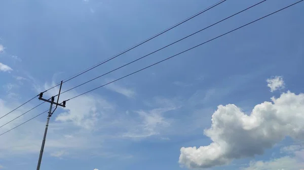 Photo Poteau Électrique Sur Fond Ciel Bleu Vif Légèrement Nuageux — Photo