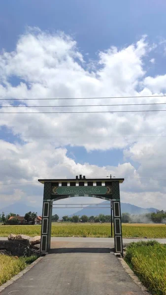 西ジャワ州チカンクン2021年9月27日 アラビア語で書かれた寄宿学校につながる門の写真 — ストック写真