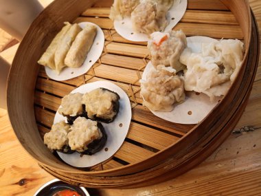 Yengeç gamzesi, tavuk ve karides, nori dimsum, ve bambu budan bir tepside kuli lumpia dimsum. Çin Yeni Yılı 'nda buğulanmış gamzeli börek ziyafeti..