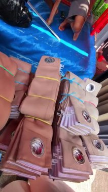 Perdelerin dikey klipsleri markette satılığa çıkarıldı. Bit pazarından perde seçme ve satın alma görüntüsü var. Endonezya