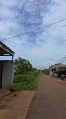 Issız bir sokakta yürürken birinci şahsın bakış açısının dikey videosu. Konut kompleksi 4k HD Çözünürlüğü 'nde gezinen POV Görüntüleri