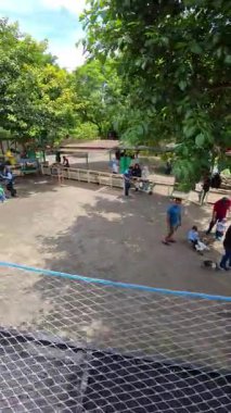 Bandung, Endonezya, 25 Ocak 2026. Mini tren yolculuğundan bir eğlence parkının POV görüntüsünün dikey hava görüntüsü. 4K HD çözünürlükte seyahat ve tatil görüntüleri.