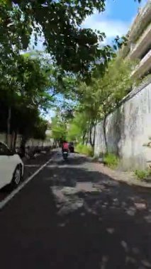 Bandung, Endonezya. 20 Şubat 2026. Hiperlapse POV: şehrin ortasında tek yönlü bir caddede motosiklet sürmek. Bandung şehir merkezinde yoğun trafik var. 4K HD Çözünürlük Dikey Görüntü