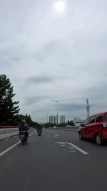 Bandung, Endonezya, 3 Mart 2026. Pasteur ve Surapati bölgelerini yüksek hızla birbirine bağlayan Pasupati üstgeçidinde motosiklet sürme POV 'u. 4K Çözünürlük Video Görüntüsü