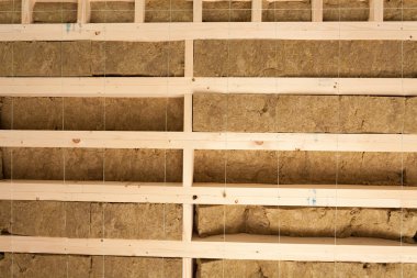 Yüklü bir ahşap ev tavanda fiberglas izolasyon
