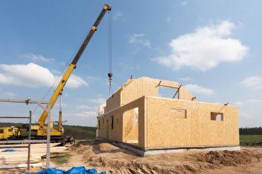 Yeni bir ev/çerçeveli yeni inşaat, bir ev/bina sıfırdan yeni bir ev inşası kadar