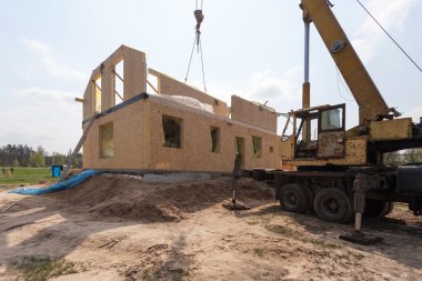 Yeni bir ev/çerçeveli yeni inşaat, bir ev/bina sıfırdan yeni bir ev inşası kadar