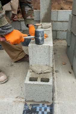 İnşaat mason işçi Çimento Beton Taş Vakfı duvar açık havada lastik tokmak ile döşeme